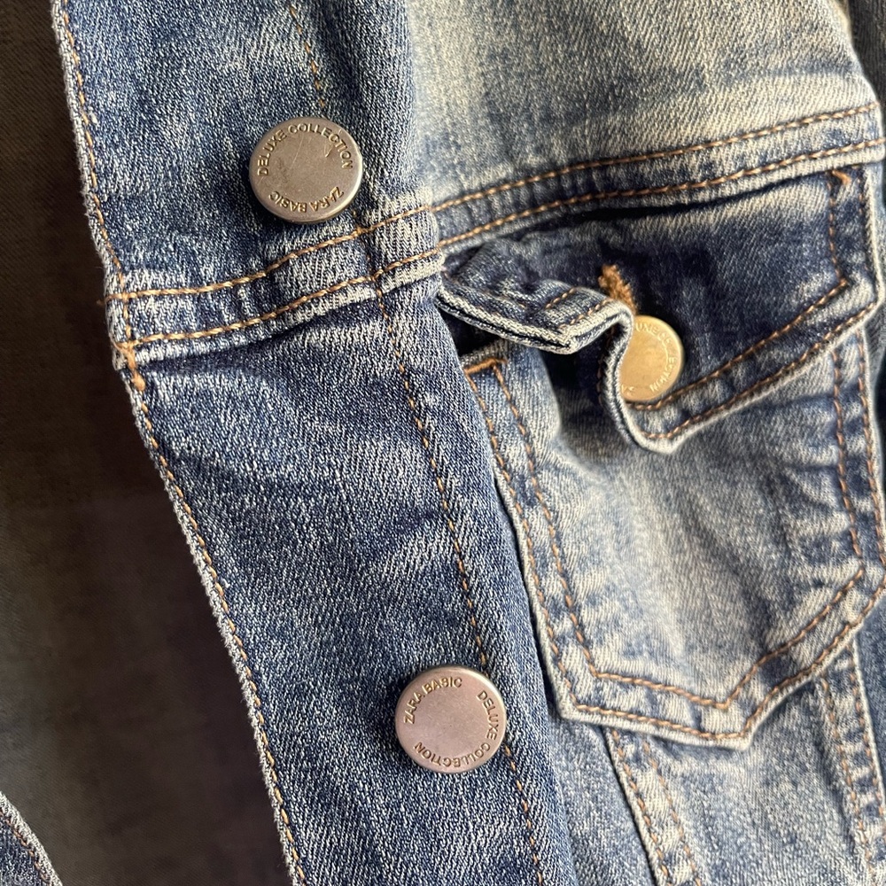 Zara Basic Cropped Denim Jacket - Size Medium - image 5